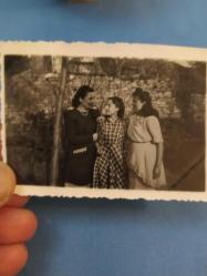 KRT105----TAŞ DUVAR ÖNÜNDE GENÇ HANIMLAR FOTOĞRAFI