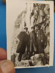 KRT107----1937 DONMUŞ ŞELALE ÖNÜNDE ÖĞRENCİLER HATIRA FOTOĞRAFI