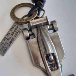 Arabalı Genç Kolye