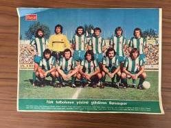 Hayat Dergisi Renkli Fotoğrafı Posteri 35x34,5 cmTürk Futbolunun Yüzünü Güldüren Bursaspor Dunde United’i Eleyerek Avrupa Kupa Galipleri Turnuvası’nda Çeyren Finale Yükselen Bursaspor. Ayaktakiler (soldan sağa) Orhan Rasim İlyas İhsan Vahit Kemal Sinan Oturanlar (soldan sağa) Ali Çeki Gürol Turan ve Sedat
