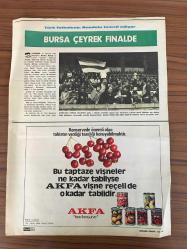 Hayat Dergisi Renkli Fotoğrafı Posteri 35x34,5 cmTürk Futbolunun Yüzünü Güldüren Bursaspor Dunde United’i Eleyerek Avrupa Kupa Galipleri Turnuvası’nda Çeyren Finale Yükselen Bursaspor. Ayaktakiler (soldan sağa) Orhan Rasim İlyas İhsan Vahit Kemal Sinan Oturanlar (soldan sağa) Ali Çeki Gürol Turan ve Sedat