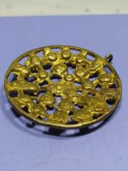 KL4----KABARTMA ÇİÇEK DESENLİ PİRİNÇ KOLYE UCU