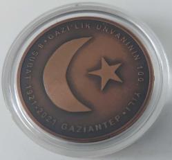 2021 BRONZ 2,5 TÜRK LİRASI GAZİANTEP'E GAZİLİK ÜNVANININ VERİLİŞİNİN 100.YILI ANISINA ORİJİNAL DARPHANE HATIRA PARASI SERTİFİKASIZ ÇİL ŞŞ2GG1 NADİRDİR