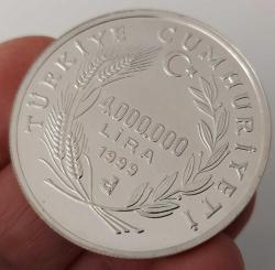 1999 ATATÜRK'ÜN SAMSUN'A ÇIKIŞININ 80.YILI GÜMÜŞ 4.000.000 LİRA HATIRA PARASI DARPHANE BASKISI ÇİL SERTİFİKALI 0477 ÇOK NADİR