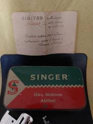 SİNGER DİKİŞ MAKİNESİ TENEKE MALZEME KUTUSU, İçinde dikiş makinesi yedek parçaları olan koleksiyonluk bir ürün..
