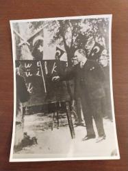 ATATÜRK FOTOĞRAFI,  KARATAHTA BAŞINDA LÂTİNCE YENİ ALFABEMİZİ TANITIRKEN ÇEKİLMİŞ,  DÖNEMİN İNCE KAĞIDA BASILMIŞ..ALBÜMDEN ÇIKMA..