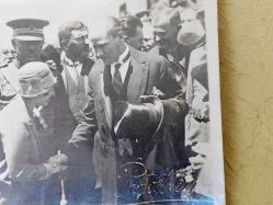 Efemera - ATATÜRK FOTOĞRAFI,  MUSTAFA KEM&Acirc;L ATATÜRK'ÜN 1930 YILINDA ÇIKTIĞI YURT GEZİLERİNDE YANINDA, HAMDULLAH SUPHİ TANRIÖVER VE VEKİLLER İLE KENDİSİNİ KARŞILAYAN HALKTAN BİR KADIN İLE KONUŞURKEN ÇEKİLMİŞ ORİJİNAL DÖNEM FOTOĞRAFI..FOTOĞRAF KABARTMA KAŞELİ. - kitantik - kitaLog