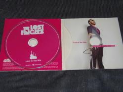 THE LOST FINGERS-LOST IN THE 80s-(TECHNOTRONIC-BON JOVI-MICHAEL JACKSON VE DİĞERLERİ SÜPER PARÇALARDAN OLUŞAN BİR ALBÜM) MÜZİK CD Sİ.TEMİZ PROBLEMSİZ DÖNEM BASKISI MÜZİK CD SİDİR..