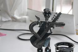 EL YAPIMI ELINDE  GITARLI  ADAM KALEMLIK METAL DETAYLAR RESIMLERDE   (KİTAP RAF