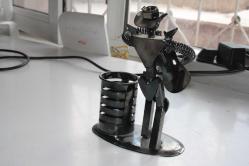 EL YAPIMI ELINDE  GITARLI  ADAM KALEMLIK METAL DETAYLAR RESIMLERDE   (KİTAP RAF