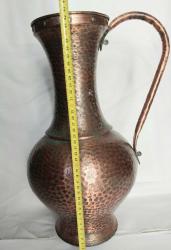 DÖVME BAKIR, FAS VEYA CEZAYİR ÜRETİMİ DÖVME BAKIR SÜRAHİ FORMUNDA DEVASA BÜYÜKLÜKTE 43 X 24 CM EBATLARINDA,  USTA İŞİ BAKIRDAN MAMÛL, ALT TABAN KISMINDA YAZILAR VE FLORAL DESENLERİ OLAN  MUHTEŞEM İŞÇİLİKLİ, DEKORLUK  VE KOLEKSİYONLUK BİR ÜRÜNDÜR.