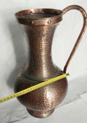 DÖVME BAKIR, FAS VEYA CEZAYİR ÜRETİMİ DÖVME BAKIR SÜRAHİ FORMUNDA DEVASA BÜYÜKLÜKTE 43 X 24 CM EBATLARINDA,  USTA İŞİ BAKIRDAN MAMÛL, ALT TABAN KISMINDA YAZILAR VE FLORAL DESENLERİ OLAN  MUHTEŞEM İŞÇİLİKLİ, DEKORLUK  VE KOLEKSİYONLUK BİR ÜRÜNDÜR.