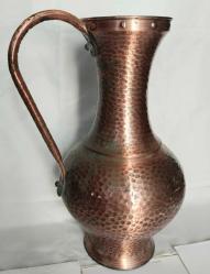 DÖVME BAKIR, FAS VEYA CEZAYİR ÜRETİMİ DÖVME BAKIR SÜRAHİ FORMUNDA DEVASA BÜYÜKLÜKTE 43 X 24 CM EBATLARINDA,  USTA İŞİ BAKIRDAN MAMÛL, ALT TABAN KISMINDA YAZILAR VE FLORAL DESENLERİ OLAN  MUHTEŞEM İŞÇİLİKLİ, DEKORLUK  VE KOLEKSİYONLUK BİR ÜRÜNDÜR.