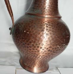 DÖVME BAKIR, FAS VEYA CEZAYİR ÜRETİMİ DÖVME BAKIR SÜRAHİ FORMUNDA DEVASA BÜYÜKLÜKTE 43 X 24 CM EBATLARINDA,  USTA İŞİ BAKIRDAN MAMÛL, ALT TABAN KISMINDA YAZILAR VE FLORAL DESENLERİ OLAN  MUHTEŞEM İŞÇİLİKLİ, DEKORLUK  VE KOLEKSİYONLUK BİR ÜRÜNDÜR.