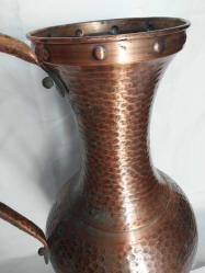 DÖVME BAKIR, FAS VEYA CEZAYİR ÜRETİMİ DÖVME BAKIR SÜRAHİ FORMUNDA DEVASA BÜYÜKLÜKTE 43 X 24 CM EBATLARINDA,  USTA İŞİ BAKIRDAN MAMÛL, ALT TABAN KISMINDA YAZILAR VE FLORAL DESENLERİ OLAN  MUHTEŞEM İŞÇİLİKLİ, DEKORLUK  VE KOLEKSİYONLUK BİR ÜRÜNDÜR.