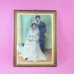 RETRO GELİN VE DAMAT ORJİNAL ÇERÇEVESİNDE STÜDYO RENKLİ FOTOĞRAF