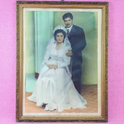 RETRO GELİN VE DAMAT ORJİNAL ÇERÇEVESİNDE STÜDYO RENKLİ FOTOĞRAF