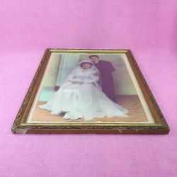 RETRO GELİN VE DAMAT ORJİNAL ÇERÇEVESİNDE STÜDYO RENKLİ FOTOĞRAF