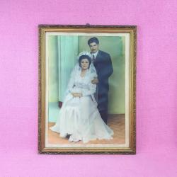 RETRO GELİN VE DAMAT ORJİNAL ÇERÇEVESİNDE STÜDYO RENKLİ FOTOĞRAF