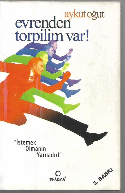 Qiz oz mushukiga narsalarni tiqib qoyadi