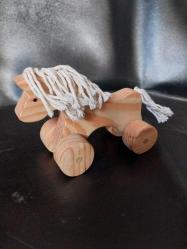 OYUNCAK AHŞAP AT ŞEKLİNDE OYUNCAK ARABA, EL EMEĞİ GÖZ NURU AHŞAP AT FİGÜRLÜ ARABA. USTA İŞİ.