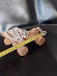 OYUNCAK AHŞAP AT ŞEKLİNDE OYUNCAK ARABA, EL EMEĞİ GÖZ NURU AHŞAP AT FİGÜRLÜ ARABA. USTA İŞİ.
