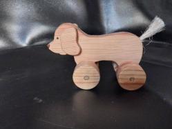 OYUNCAK AHŞAP KÖPEK ŞEKLİNDE OYUNCAK ARABA, EL EMEĞİ GÖZ NURU AHŞAP KÖPEK FİGÜRLÜ OYUNCAK ARABA. USTA İŞİ.