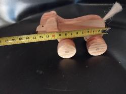 OYUNCAK AHŞAP KÖPEK ŞEKLİNDE OYUNCAK ARABA, EL EMEĞİ GÖZ NURU AHŞAP KÖPEK FİGÜRLÜ OYUNCAK ARABA. USTA İŞİ.