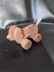 OYUNCAK AHŞAP KÖPEK ŞEKLİNDE OYUNCAK ARABA, EL EMEĞİ GÖZ NURU AHŞAP KÖPEK FİGÜRLÜ OYUNCAK ARABA. USTA İŞİ.