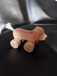 OYUNCAK AHŞAP KÖPEK ŞEKLİNDE OYUNCAK ARABA, EL EMEĞİ GÖZ NURU AHŞAP KÖPEK FİGÜRLÜ OYUNCAK ARABA. USTA İŞİ.