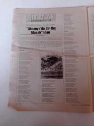 Cumhuriyet Kitap Gazetesi  - 14 Aralık 1995-  Sayı 304 - İçimizdeki Katilin Yazarı Patricia Highsmith Fotoğrafı - Mehmet Sucu'dan Halk Bunu Bilmesin - Gençlerin Bir Solukta Okuduğu Dizi Limandaki Canavar - Türkmenceden Türkçe'ye İlk Sözlük - Tiksinti Çağı - Reşat Nuri'nin Romancılığı - Teoride Sınıf Ulus Edebiyat