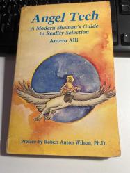 ANGEL TECH A MODERN SHAMAN'S GUIDE TO REALITY SELECTION - ANTERO ALLI - PREFACE BY ROBERT ANTON WILSON PH.D - NEW FALCON PUBLICATIONS 1994 - DİKKAT ÖN KAPAK ALTTA HAFİF HASAR VAR HALİYLE...