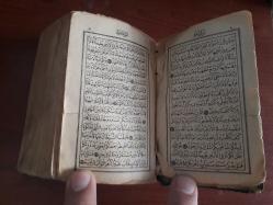 1900'lü yılların başında basılmış meşin ciltli arapça cep boy kur'an-ı kerim (5'inci sayfadan başlıyor)