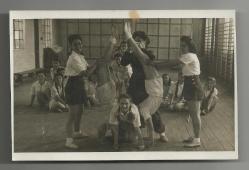 BEYOĞLU KIZ LİSESİ JİMNASTİK DERSİNDE TALEBELER KONULU 3 ADET ORİJİNAL FOTOĞRAF...