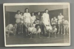 BEYOĞLU KIZ LİSESİ JİMNASTİK DERSİNDE TALEBELER KONULU 3 ADET ORİJİNAL FOTOĞRAF...