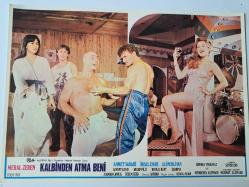 Kalbinden Atma Beni Filmi Lobi kartı - No: 7 - Lobby Cards - Ahmet Sabahi - Ünsal Emre - Ali Pehlivan - Levent Çakır - Asuman Cankul - Recep Filiz - Özlem Özer - Baykal Kent - Sabrına - Sabuha - Kemal Aydan - Sönmez Yıkılmaz - Menderes Alemdar - Şener Işık - Mehmet Alemdar - Meral Zeren