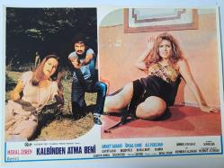 Kalbinden Atma Beni Filmi Lobi kartı - No: 8 - Lobby Cards - Ahmet Sabahi - Ünsal Emre - Ali Pehlivan - Levent Çakır - Asuman Cankul - Recep Filiz - Özlem Özer - Baykal Kent - Sabrına - Sabuha - Kemal Aydan - Sönmez Yıkılmaz - Menderes Alemdar - Şener Işık - Mehmet Alemdar - Meral Zeren