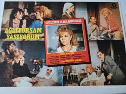 Ağlıyorsam Yaşıyorum Filmi Lobi kartı - No: 6  - Lobby Cards - Gülden Karaböcek - Salih Kırmızı - Suzan Avcı - Hakkı Kıvanç - Baki Tamer - Kenan Kurt - Atilla Ergun - Yıldırım Gencer - Pınar Özekit - İhsan Baysal - Sami Hazinses - Diler Saraç - Mehmet Dinler - Kamil Başaran - A.Fuat Kalkan