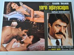 Yarın Ağlayacağım Filmi Lobi kartı - No: 5 - Lobby Cards - Kadir İnanır - Yaprak Özdemiroğlu - Eşref Kolçak - Gül Erda - İhsan Baysal - Halit Refiğ - Hüseyin Özşahin - İlhan Engin