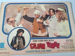 Çılgın Yenge Filmi Lobi kartı - No: 1 - Lobby Cards - Sadri Alışık -Mine Mutlu - Gazanfer Özcan- Gül Doruk - Sadık Şendil - Sırrı Gültekin - Manasi Filmeridis - Suna Pekuysal -Saadettin Erbil - Ali Şen - Ayla Aslancalı - Misli - Faik Coşkun - Tombik Önder - Özdemir Baturalp -  Metin Turan