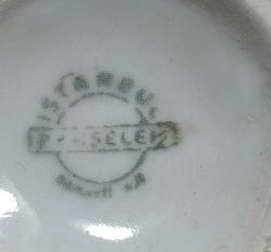 P2------İKİ ADET İSTANBUL PORSELEN ALTIN VARAK KAHVE FİNCANI