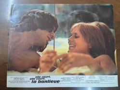 Elle court , Elle Court, La Banlieue Filmi - Lobi kartı - No: 3 - Lobby Cards -  Marthe Keller - Jacques Hıgelın - Dans Un Film De Nıcole De Buron - Realise Par Gerard Pires - Robert Castel - Annie Cordy - Ginette Leclerc - Jean - Pierre Darras - Claude Pieplu - Nathalie Courval - Les Freres Ennemis - Pierre Braunberger