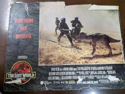 THE LOST WORLD JURASSIC PARK  Filmi - Lobi kartı - No: 1 - Lobby Cards -  Pete Postlethwaıte - Arliss Howard - Stan Winston - Dennis Muren - Michael Lantıerı - John Williams - Michael Kahn - Rick Carter - Janusz Kamınskı - Kathleen Kennedy - Michael Crichton - Davd Koepp - Steven Spielberg - Somethıng Has Survived