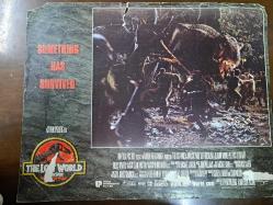THE LOST WORLD JURASSIC PARK  Filmi - Lobi kartı - No: 2 - Lobby Cards -  Pete Postlethwaıte - Arliss Howard - Stan Winston - Dennis Muren - Michael Lantıerı - John Williams - Michael Kahn - Rick Carter - Janusz Kamınskı - Kathleen Kennedy - Michael Crichton - Davd Koepp - Steven Spielberg - Somethıng Has Survived