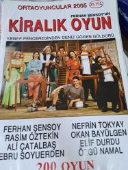Kenef Penceresinden Deniz Gören  Güldürü-  Kiralık Oyun  Afişi  - No: 1 - Movie Poster - Ferhan Şensoy- Rasim Öztekin - Ali Çatalbaş - Ebru Soyuerden - Nefrin Tokyay - Okan Bayülgen- Elif Durdu Özgü Namal - 200. Oyun