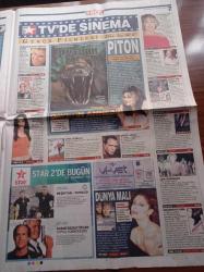 Star Box Magazin Gazetesi - 27 Temmuz 2002 - Ebru Gündeş'e Konser Sonrası Süha Yavuz'dan Evlilik Sürprizi - Mumya Firarda Filmi - Teoman İle Nurgül Yeşilçay'ın Öpüşme Sahnesi - Seksi Vejetaryen Marliece Andrada - Biri Bizi Gözetliyor - Hababam Sınıfı Sınıfta Kaldı - Tarık Akan - Emel Sayın - Ertem Eğilmez