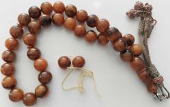 MALZEMESİ OSMANLI YAPIMI ORTA DÖNEM ŞEKERLİKTEN YAPILMA KATALİN DAMARLI KAHVERENGİ ALACA RENKLİ MUHTEŞEM TESPİH 1RR1A1Y ANTİK GÜMÜŞ PÜSKÜLLÜ