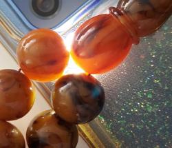 MALZEMESİ OSMANLI YAPIMI ORTA DÖNEM ŞEKERLİKTEN YAPILMA KATALİN DAMARLI KAHVERENGİ ALACA RENKLİ MUHTEŞEM TESPİH 1RR1A1Y ANTİK GÜMÜŞ PÜSKÜLLÜ