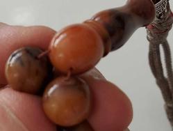 MALZEMESİ OSMANLI YAPIMI ORTA DÖNEM ŞEKERLİKTEN YAPILMA KATALİN DAMARLI KAHVERENGİ ALACA RENKLİ MUHTEŞEM TESPİH 1RR1A1Y ANTİK GÜMÜŞ PÜSKÜLLÜ