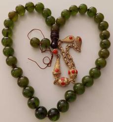 MALZEMESİ OSMANLI YAPIMI ORTA DÖNEM MÜCEVHER KUTUSUNDAN YAPILMA SIKMA KEHRİBAR AÇIK YEŞİL MÜTHİŞ TESPİH RRR1 BRONZ ÜSTÜ ALTIN KAPLAMA PÜSKÜLLÜ